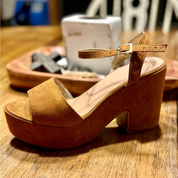 Tan suede heels. NIB. Ladies as 9 - Picture 3 of 9